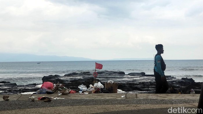 Sampah berserakan di Lokasi Wisata Karang Hawu