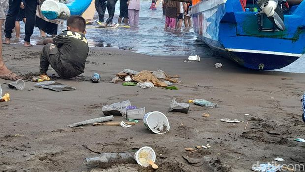 Sampah kotori Pantai Pangandaran.