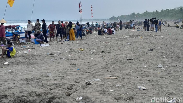 Sampah kotori Pantai Pangandaran.