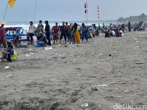 Nggak Suka Deh! Pantai Pangandaran Dikotori Sampah Sisa Makanan Pengunjung