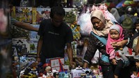 Pasar Asemka ramai dikunjungi warga bersama anak-anaknya untuk berbelanja mainan saat libur lebaran.