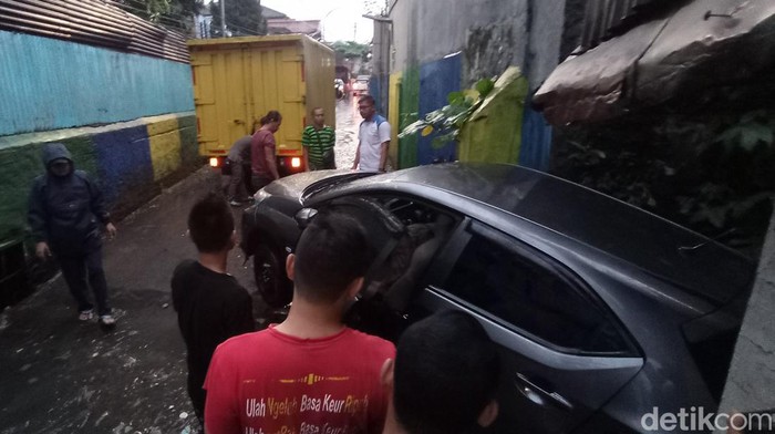 Sebuah mobil di Jalan Karasak, Kelurahan Karasak, Kecamatan Astananyar, Kota Bandung, nyaris terjun ke saluran air akibat banjir, Rabu (26/4/2023).