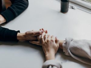 5 Perbedaan Simpati dan Empati Beserta Contoh Sikapnya
