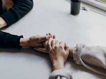 5 Perbedaan Simpati dan Empati Beserta Contoh Sikapnya