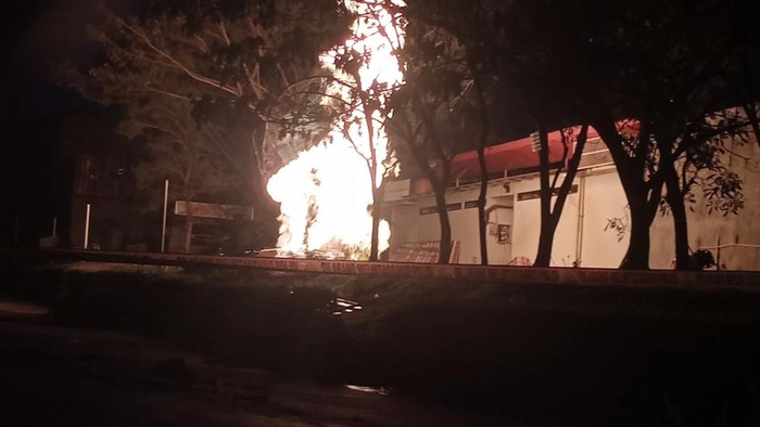 Semburan api di Rest Area 86B Tol Cipali, Subang pada Rabu (26/5/2023) malam
