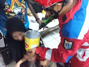 Detik-detik Kepala Bocah Kemayoran Nyangkut di Kaleng Biskuit