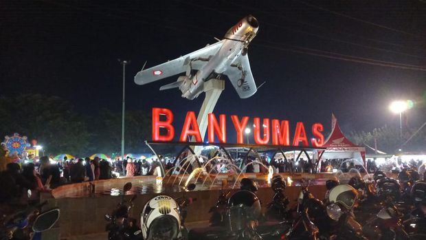 Seorang warga menceritakan kesan melintasi jalur pantai selatan Jawa dari Jombang, Jawa Timur (Jatim) ke Banyumas, Jawa Tengah (Jateng). (dok Pribadi/Barkah Y)