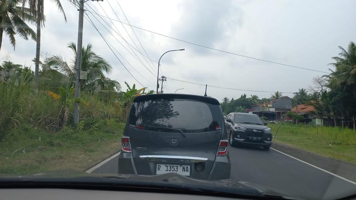 Seorang warga menceritakan kesan melintasi jalur pantai selatan Jawa dari Jombang, Jawa Timur (Jatim) ke Banyumas, Jawa Tengah (Jateng). (dok Pribadi/Barkah Y)