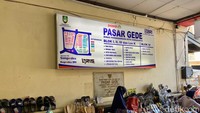 Di bagian depan, tampak deretan penjual alat masak sekaligus aneka oleh-oleh makanan kemasan. Ada juga papan informasi mengenai spot penjual.