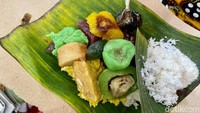 Ke Pasar Gede tak lengkap tanpa jajan lenjongan. Harganya Rp 5 ribu saja sudah dapat jajan pasar lengkap.