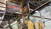 Mau beli karak? Di toko Bu Ngatmi, harga karak per bungkus besar Rp 10 ribu saja.
