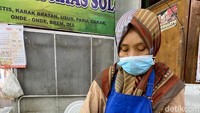 Salah satu jajanan populer di Pasar Gede nih, Dawet Telasih Bu Dermi. Dawet ini kian terkenal karena pernah dicicipi Jokowi.