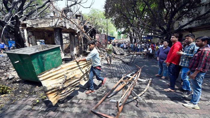Sisa-sisa Kebakaran yang Hanguskan 20 Kios di New Delhi Kebakaran terjadi di Sarojini Nagar Delhi, India pada Selasa (25/4) kemarin. Peristiwa ini mengakibatkan 20 kios rusak dan hangus terbakar.