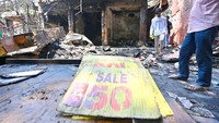 Sekitar 15 hingga 20 kios pinggir jalan dan empat toko rusak akibat kebakaran.