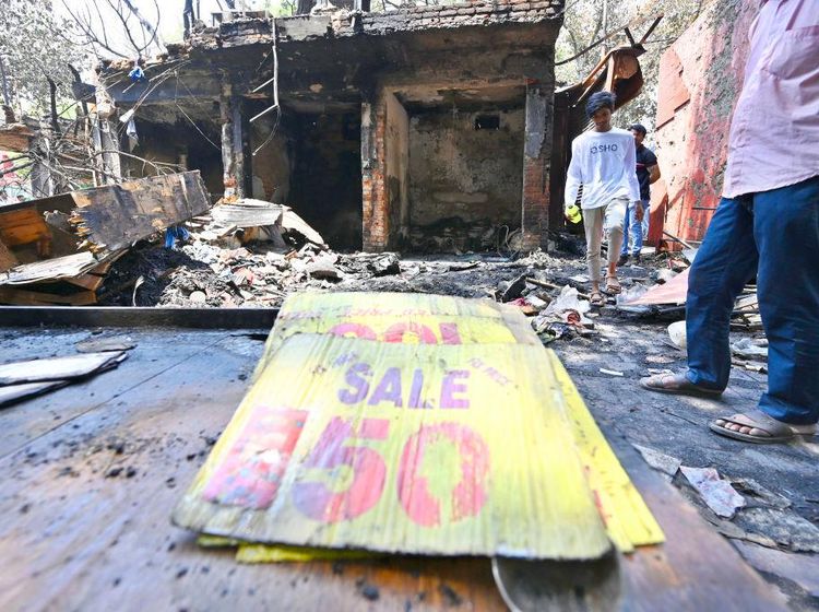 Sisa-sisa Kebakaran yang Hanguskan 20 Kios di New Delhi