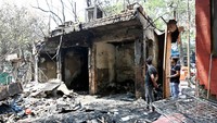 Tampak bangunan kios yang hancur dan hangus terbakar.  