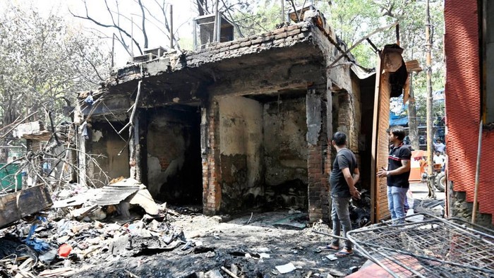 Sisa-sisa Kebakaran yang Hanguskan 20 Kios di New Delhi Kebakaran terjadi di Sarojini Nagar Delhi, India pada Selasa (25/4) kemarin. Peristiwa ini mengakibatkan 20 kios rusak dan hangus terbakar.