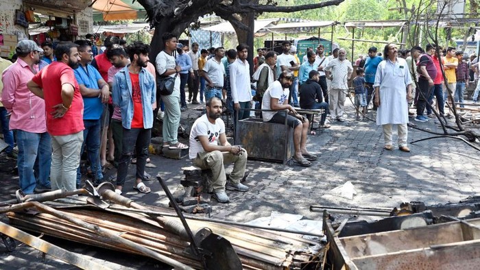 Sisa-sisa Kebakaran yang Hanguskan 20 Kios di New Delhi Kebakaran terjadi di Sarojini Nagar Delhi, India pada Selasa (25/4) kemarin. Peristiwa ini mengakibatkan 20 kios rusak dan hangus terbakar.