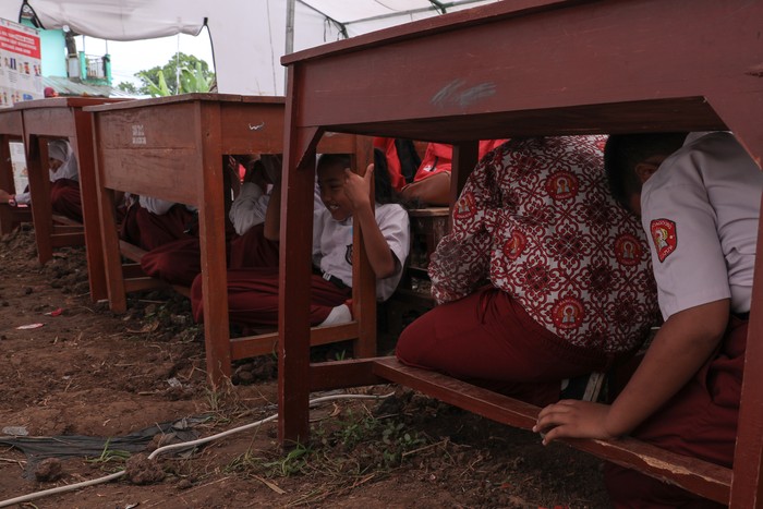 Siswa belajar siaga bencana dari pengimbasan pelatihan siap siaga bencana.