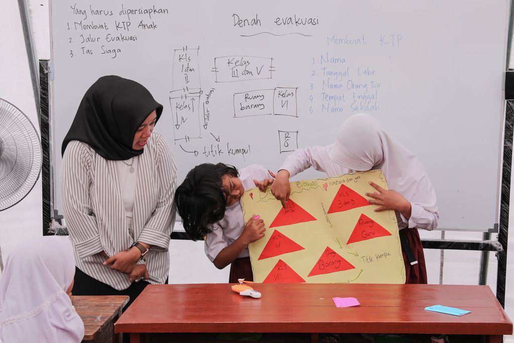 Siswa belajar siaga bencana dari pengimbasan pelatihan siap siaga bencana.