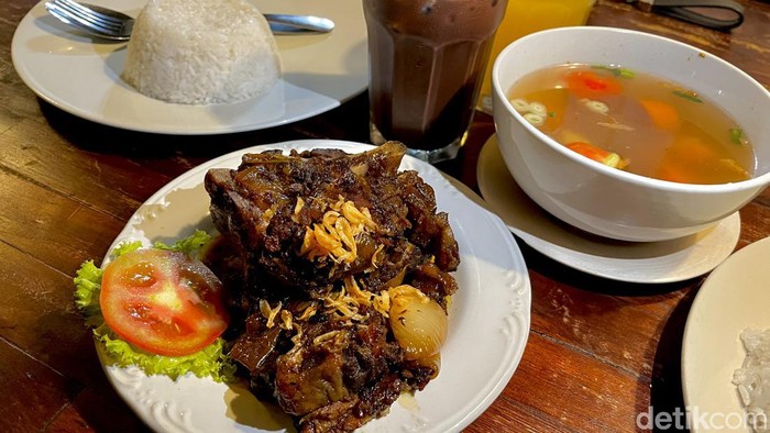 Sop buntut Dapur Dahapati yang legendaris di Bandung.