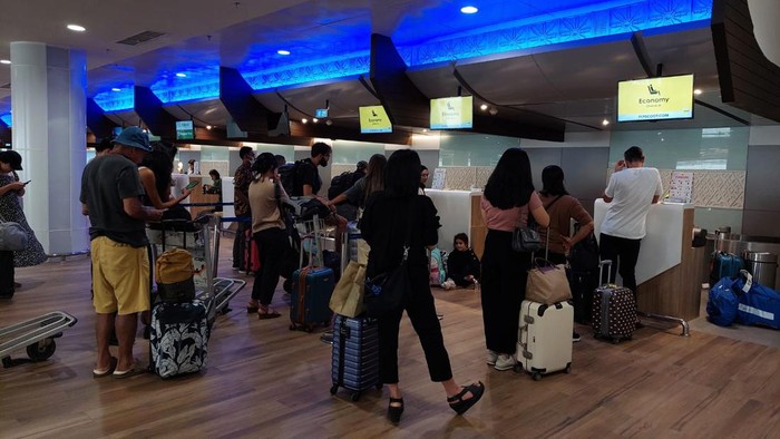 Suasana antrean penumpang di Bandara Internasional Lombok, Rabu (26/4/2023). (Foto: Ahmad Viqi/detikBali