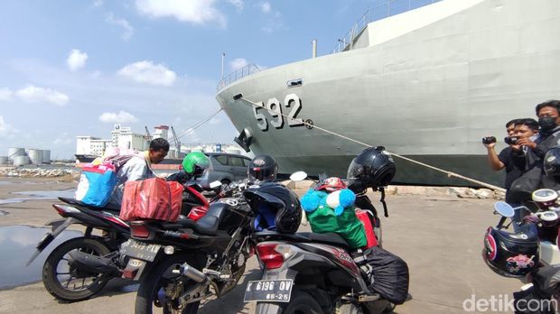 Suasana arus balik naik Kapal Perang KRI Banjarmasin di Pelabuhan Tanjung Emas Semarang, Rabu (26/4/2023).