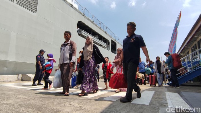 Suasana arus balik naik Kapal Perang KRI Banjarmasin di Pelabuhan Tanjung Emas Semarang, Rabu (26/4/2023).