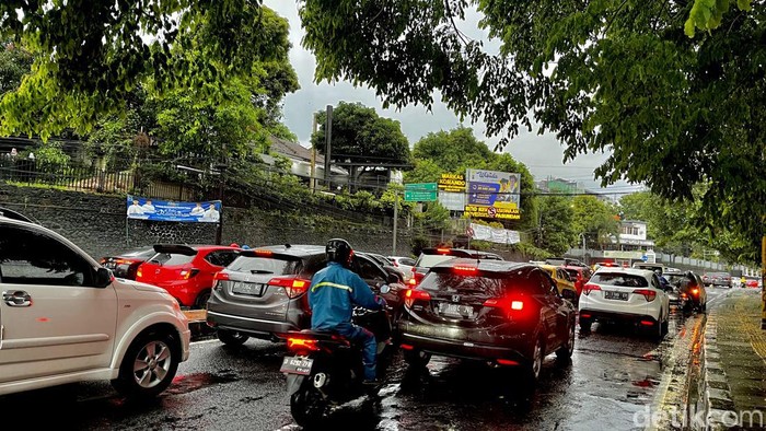 Suasana di Jalan Wastukencana, Kota Bandung usai banjir pada Rabu (26/4/2023).