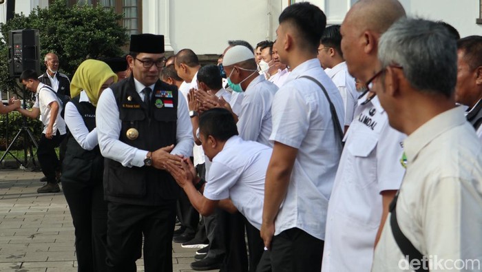 Suasana hari pertama masuk kerja di Gedung Sate.