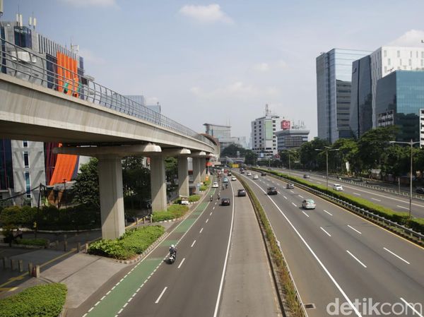 Suasana Tol Dalam Kota yang Lengang di Hari Pertama Masuk Kerja