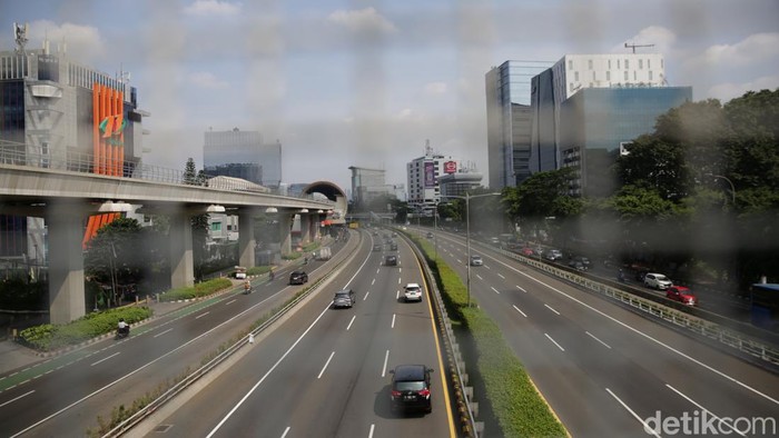 Suasana arus lalu lintas yang lengang di tol dalam kota Cawang, Jakarta, Rabu (26/04/2023). Pemudik yang pulang kampung belum sepenuhnya mulai masuk Jakarta untuk bekerja pada hari pertama masuk kerja.