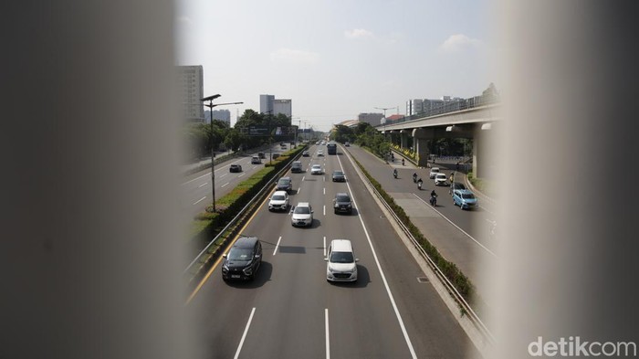 Suasana arus lalu lintas yang lengang di tol dalam kota Cawang, Jakarta, Rabu (26/04/2023). Pemudik yang pulang kampung belum sepenuhnya mulai masuk Jakarta untuk bekerja pada hari pertama masuk kerja.