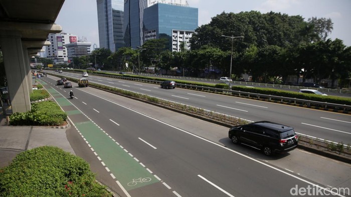 Suasana Tol Dalam Kota yang Lengang di Hari Pertama Masuk Kerja Suasana arus lalu lintas yang lengang di tol dalam kota Cawang, Jakarta, Rabu (26/04/2023). Pemudik yang pulang kampung belum sepenuhnya mulai masuk Jakarta untuk bekerja pada hari pertama masuk kerja.