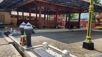 Sunan Pojok semula dimakamkan di Dusun Pojok, Desa Buluroto, Kecamatan Banjarejo. Oleh putranya, RM Sumodito yang merupakan Bupati Blora pertama makam dipindahkan ke Makam Gedong Blora di selatan Alun-alun Blora seperti sekarang ini.