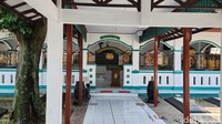 Pada 2001, makam dibuatkan bangunan joglo. Karena jumlah peziarah dari berbagai daerah semakin banyak, pada Juni 2017 kompleks pemakaman diperluas dan dibuatkan bangunan joglo baru lengkap dengan benteng dan gapura. Penataan yang menghabiskan bantuan dana sebesar Rp 833 juta dari Pemprov Jawa Tengah selesai pada 18 Oktober 2017.