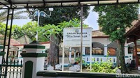 Su itu kan artinya suhu, orang terkenal, atau orang pandai. Nan, selatan dari daratan China. Nah, Sunan Pojok itu aslinya Sun An Po Giok, anak buah Cheng Ho yang lari karena enggak mau diajak keliling dunia, tutur adik sastrawan Pramoedya Ananta Toer itu.