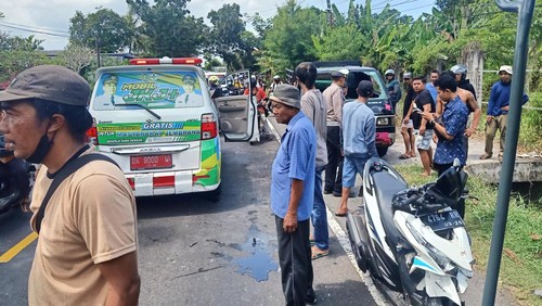 Salah satu motor yang nampak ringsek parah akibat tabrakan dengan pikap di Jembrana, Rabu (26/4/2023).