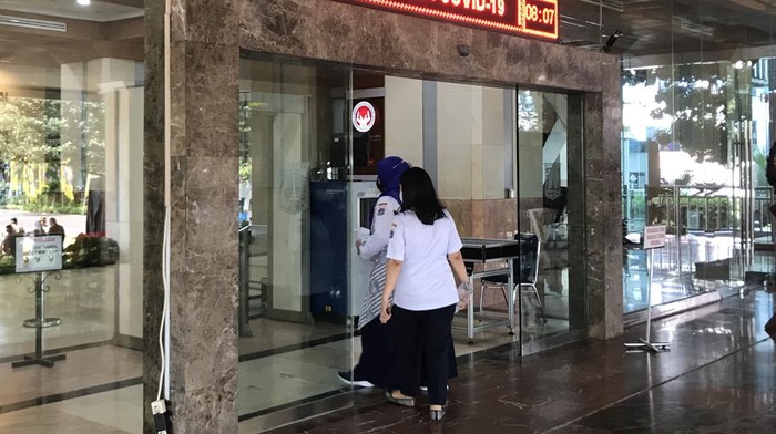 Pemerintah Provinsi (Pemprov) DKI Jakarta tidak melaksanakan halalbihalal di hari pertama bekerja pascacuti bersama libur Lebaran 2023. Para pegawai di Balai Kota DKI masuk kerja normal pada hari ini.