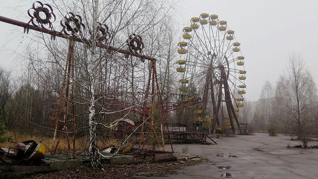 Swings and a ferris wheel remain in an abandoned amusement park of Pripyat, Ukraine. The park was scheduled to open on May 1, 1986, for the Soviet May Day celebrations. It never opened, as the Chernobyl disaster happened on April 26, 1986, a week before the opening. (Claudia Himmelreich/McClatchy DC/Tribune News Service via Getty Images)