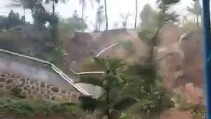 Tangkapan layar longsor di Paseh, Kabupaten Bandung, Rabu (26/4/2023).
