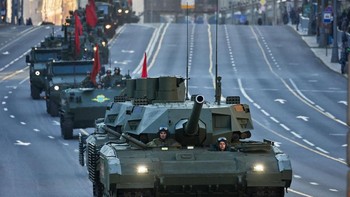 Rusia dilaporkan mengerahkan tank baru dan canggih, T-14 Armata, ke Ukraina. Media RIA Novosti memberitakan dikerahkannya tank itu, yang disebut sebagai tank tercanggih Rusia untuk melindungi militernya di Ukraina. Foto: Getty Images