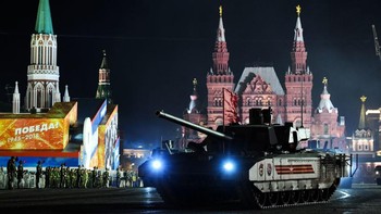 Jika Rusia memakai T-14, sepertinya tujuannya terutama untuk propaganda. Produksinya mungkin hanya puluhan dan komandan perang tampaknya tidak akan mempercayai kendaraan itu dalam peperangan, tambah mereka. Foto: Getty Images