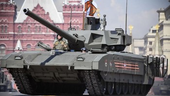 Tank ini disebut lebih superior dari generasis ebelumnya, T-90. Kremlin kabarnya memesan 2.300 tank ini sampai tahun 2025, tapi produksinya dikabarkan tidak lancar. Foto: Getty Images
