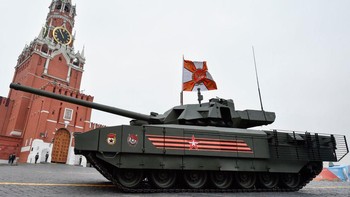 T-14 Armata dilengkapi turret tak berawak yang dikendalikan secara remote oleh kru yang berada di kapsul terisolasi, serta armor besi berlapis, blok lapis baja reaktif eksplosif, dan sistem pertahanan yang diaktifkan sensor.  Foto: Getty Images