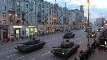 Presiden Rusia Vladimir Putin, pertama kali memamerkan T-14 Armata pada saat parade militer di Moskow tahun 2015. Meski masih jarang dioperasikan, tank itu kerap muncul saat parade militer untuk menunjukkan kekuatan tempur Rusia. Foto: Getty Images