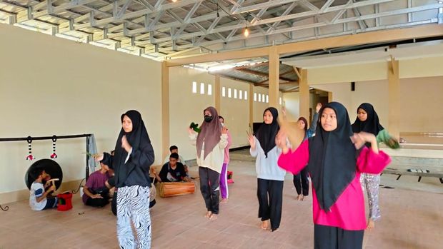 Teman tuli yang diwadahi oleh Aipda Lalu Azwin