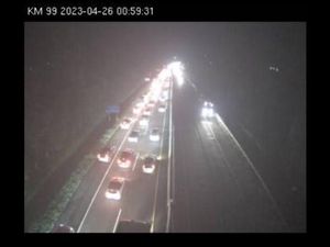 Titik-titik Macet Tol Cipularang Arah Jakarta Malam Puncak Arus Balik