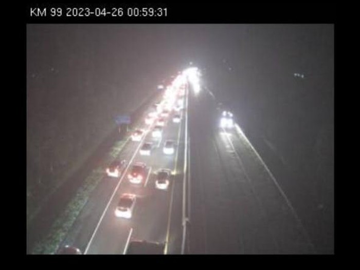 Sejumlah titik di Tol Cipularang arah Jakarta terdapat kemacetan di malam puncak arus balik Lebaran, Rabu (26/4). Titik kemacetan tersebut berjumlah tiga titik.
