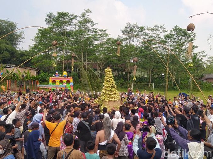 Tradisi grebeg ketupat berisi uang di Dusun Dawung, Desa Banjarnegoro, Kecamatan Mertoyudan, Kabupaten Magelang, Rabu (26/4/2023).